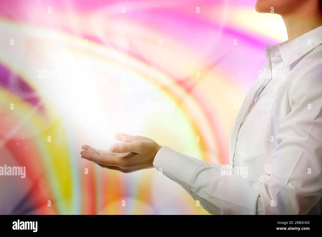 Fenomeni di aura. Donna con flussi di energia che escono dalle sue mani su sfondo colorato, primo piano Foto Stock