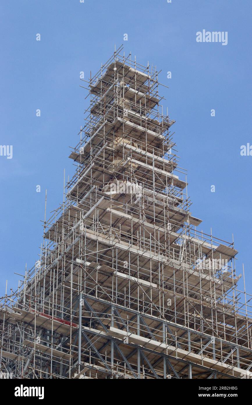 Riqualificazione di un vecchio edificio situato sul lungomare di la Valletta, Malta, affacciato sull'Isola di Manoel, aprile 2023. Foto Stock