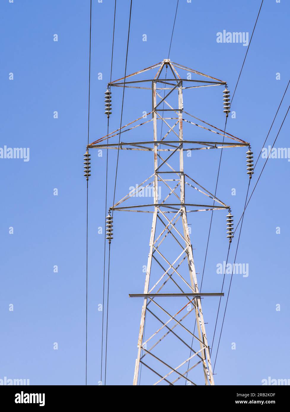 una torre di trasmissione che supporta i cavi sospesi Foto Stock