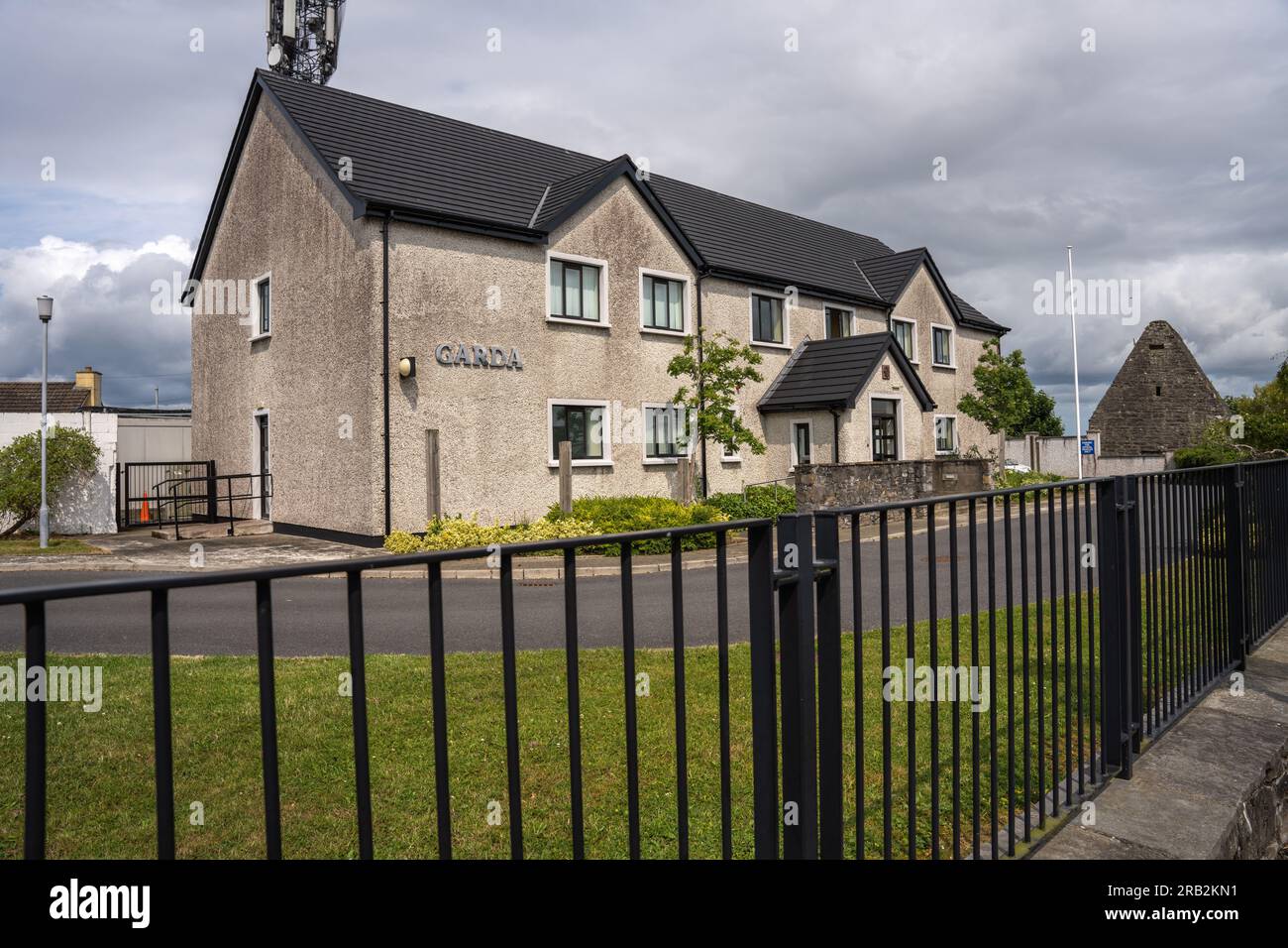 Kells, Contea di Meath, Irlanda, 26 giugno 2023. Vista frontale della stazione di Kells Garda, stazione di polizia Foto Stock