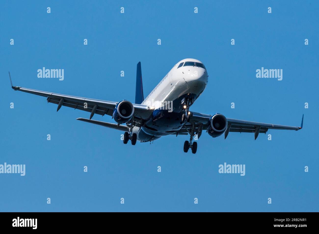 Primo piano nitido del teleobiettivo di un aereo che atterra a Victoria, British Columbia, Canada Foto Stock