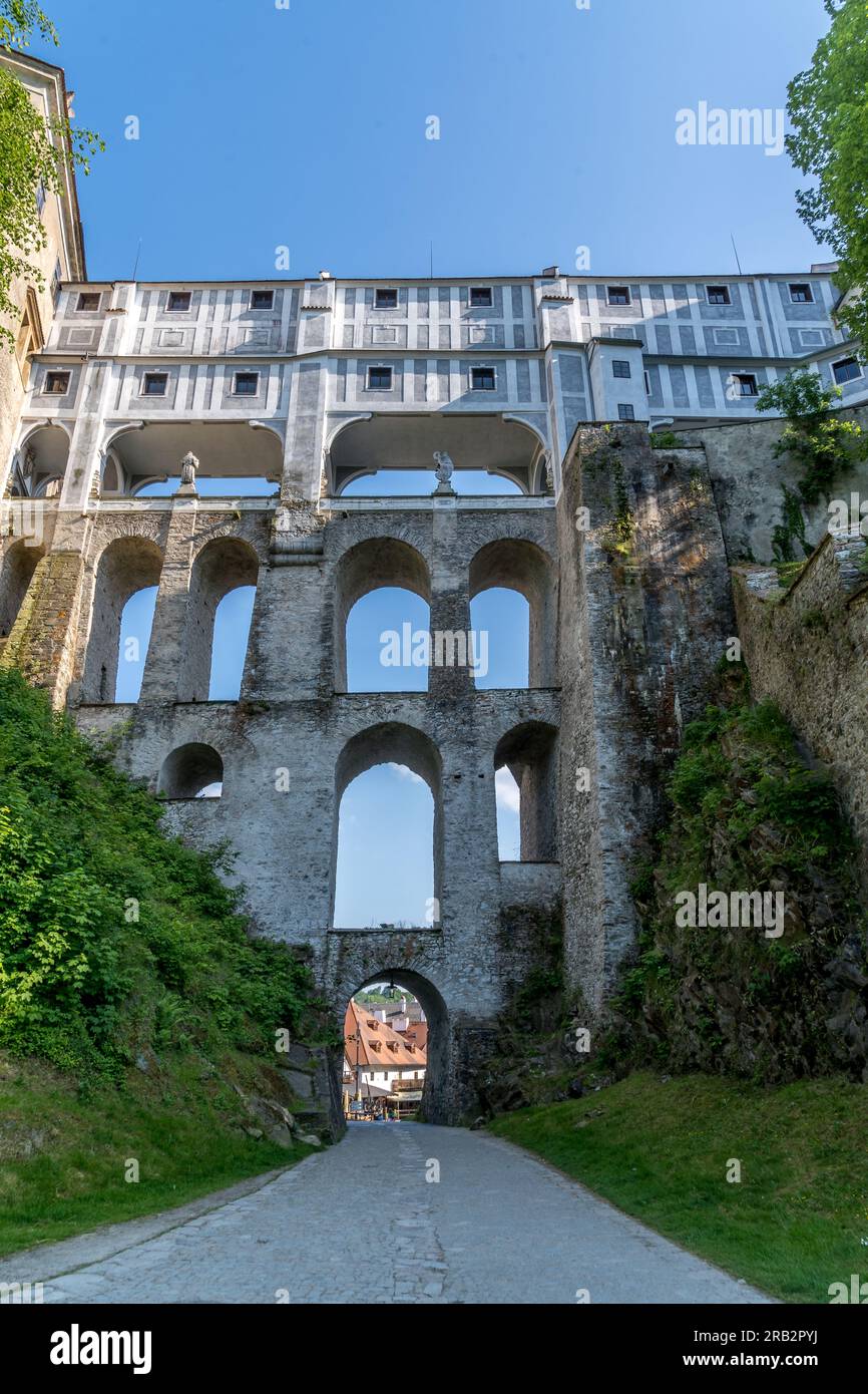 L'esclusivo Ponte di mantello a cinque piani sopra un profondo fossato intagliato del 1764 collega il Castello superiore di Cesky Krumlov con l'edificio del teatro del castello e i giardini. Foto Stock