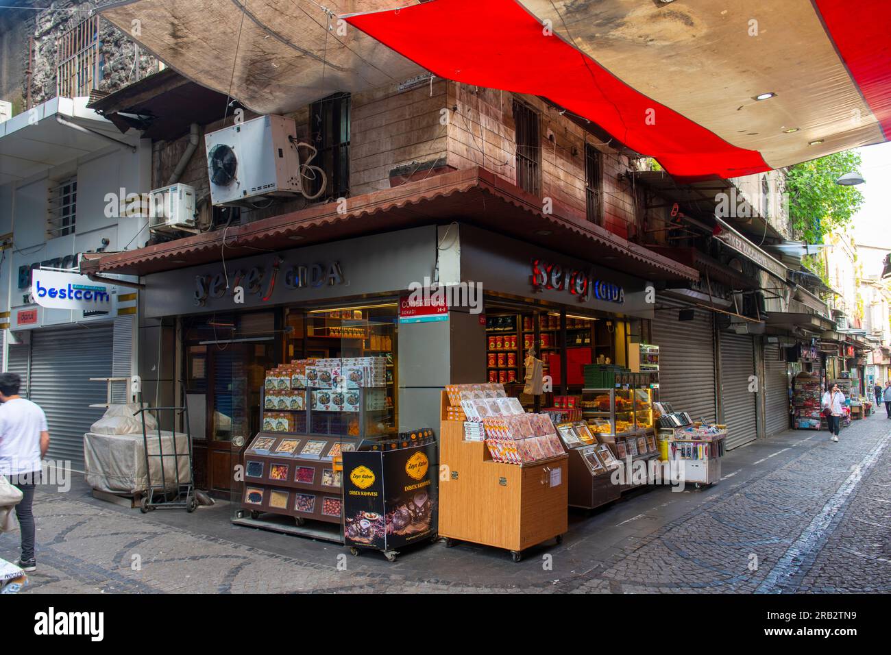 Negozio di spezie vicino al Bazaar delle spezie nello storico quartiere di Eminonu nella storica città di Istanbul, Turchia. Le aree storiche di Istanbul sono Patrimonio Mondiale dell'Umanità Foto Stock