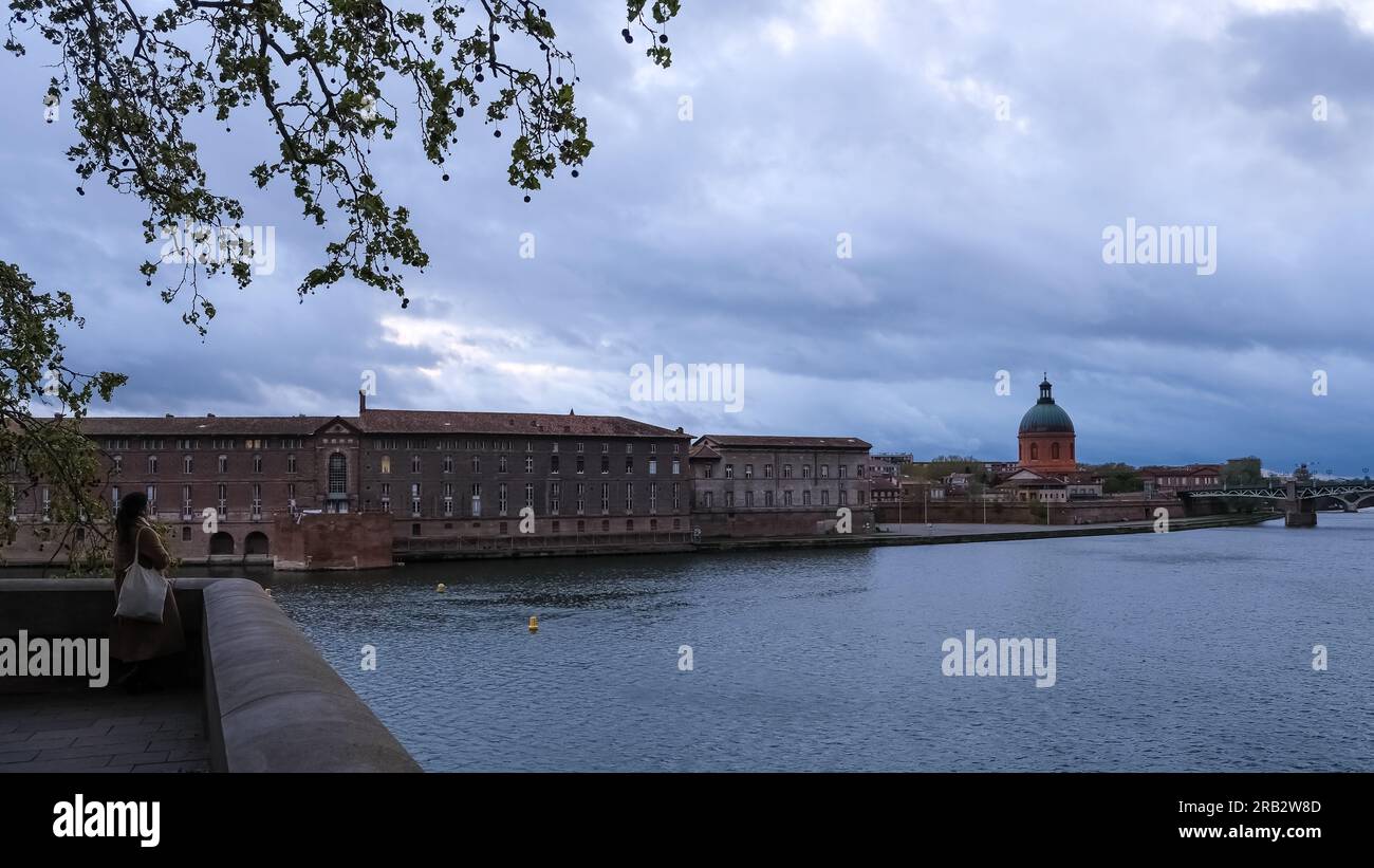 Vista sulle rive del fiume Garonna a Tolosa. Sullo sfondo, il Hôpital de la grave (ospedale grave). Foto Stock