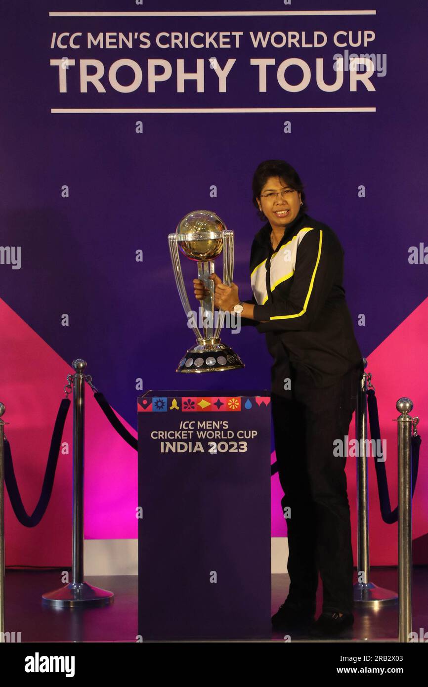 Non esclusiva: 06 luglio 2023, Calcutta, India: L'ex cricket femminile indiana Jhulan Goswami detiene il trofeo mondiale di cricket durante la ICC Men's CR Foto Stock