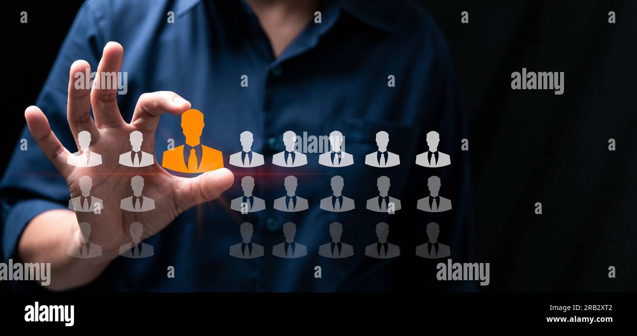 Business Woman che tocca le risorse umane - HR, HRM, HRD Concept, che è tra le icone del personale per la leadership e il custode del reclutamento nello sviluppo umano Foto Stock