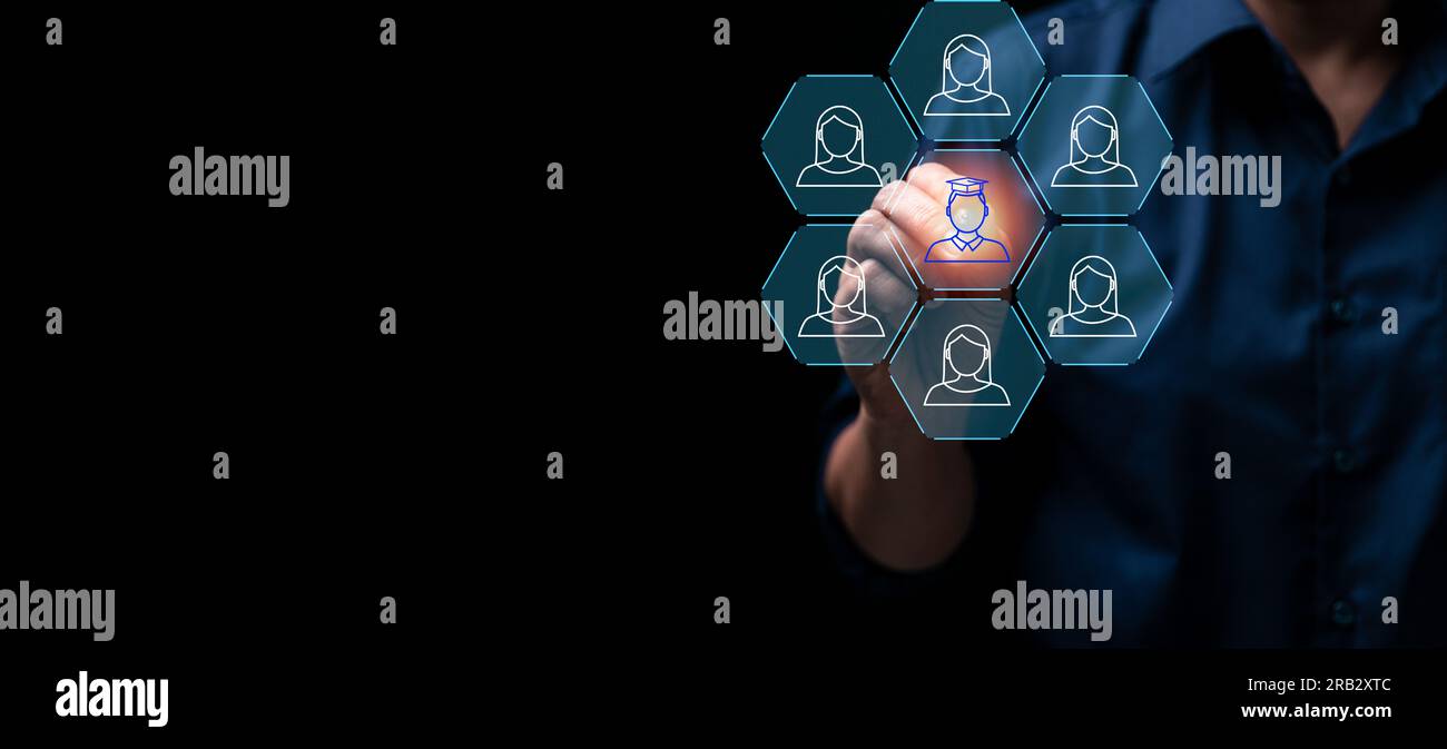Business Woman che tocca le risorse umane - HR, HRM, HRD Concept, che è tra le icone del personale per la leadership e il custode del reclutamento nello sviluppo umano Foto Stock