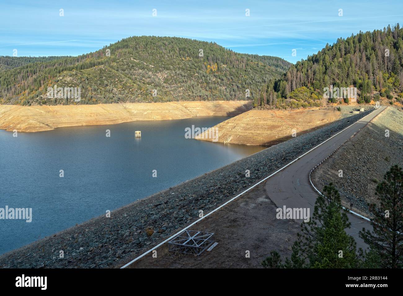 La Trinity Dam e il bacino idrico vicino a Weaverville in California, Stati Uniti Foto Stock