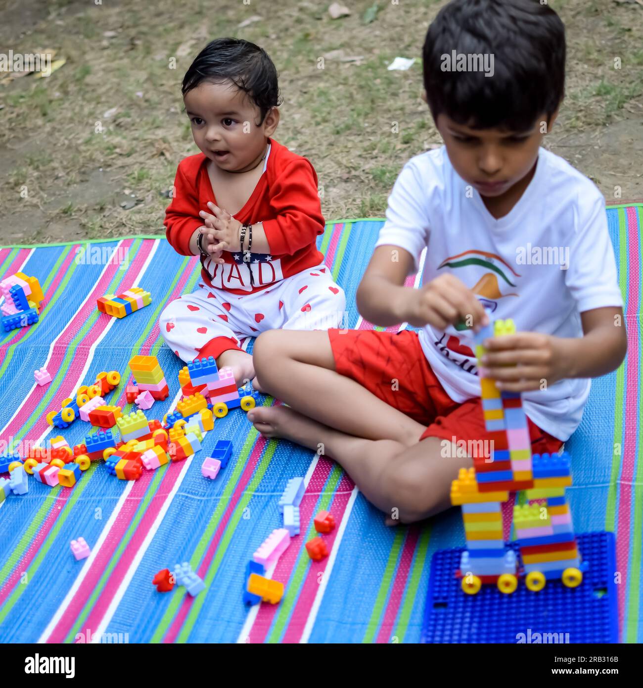 Due ragazzi felici nel parco della società, fratelli asiatici felici che sorridono felici insieme. I fratelli giocano all'aperto in estate, i migliori amici. Bambino piccolo bo Foto Stock