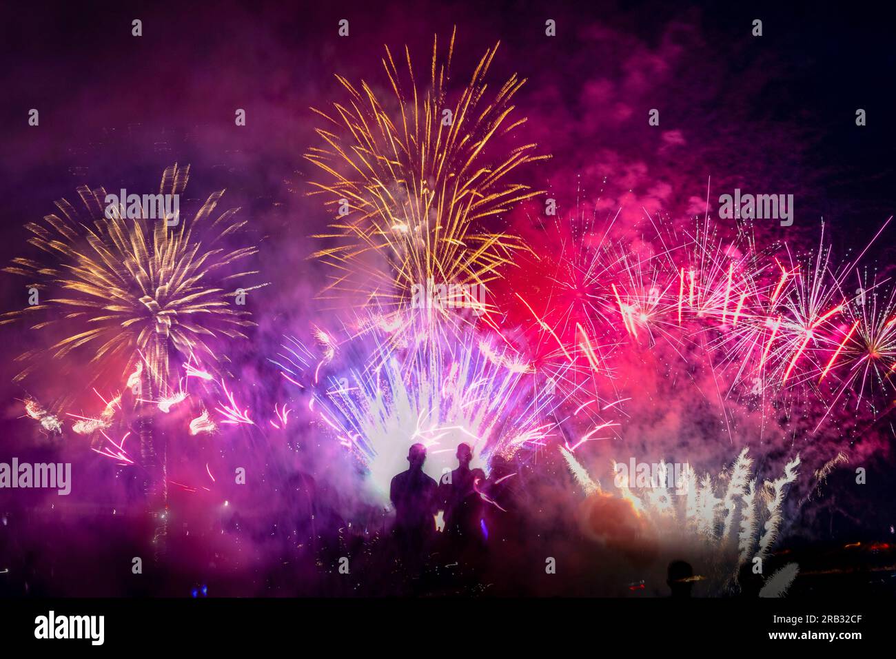 Quantico, Virginia, USA. 4 luglio 2023. STATI UNITI I Marines, i marinai e i loro familiari guardano lo spettacolo pirotecnico durante l'annuale Marine Corps base Quantico Independence Day Celebration a Lejeune Field su MCB Quantico, Virginia, il 4 luglio 2023. L'evento comprendeva esibizioni del cantante country Jay Allen e della Marine Corps base Quantico Rock Band, food truck, giochi, attività e uno spettacolo di fuochi d'artificio. Credito: USA Marines/ZUMA Press Wire/ZUMAPRESS.com/Alamy Live News Foto Stock