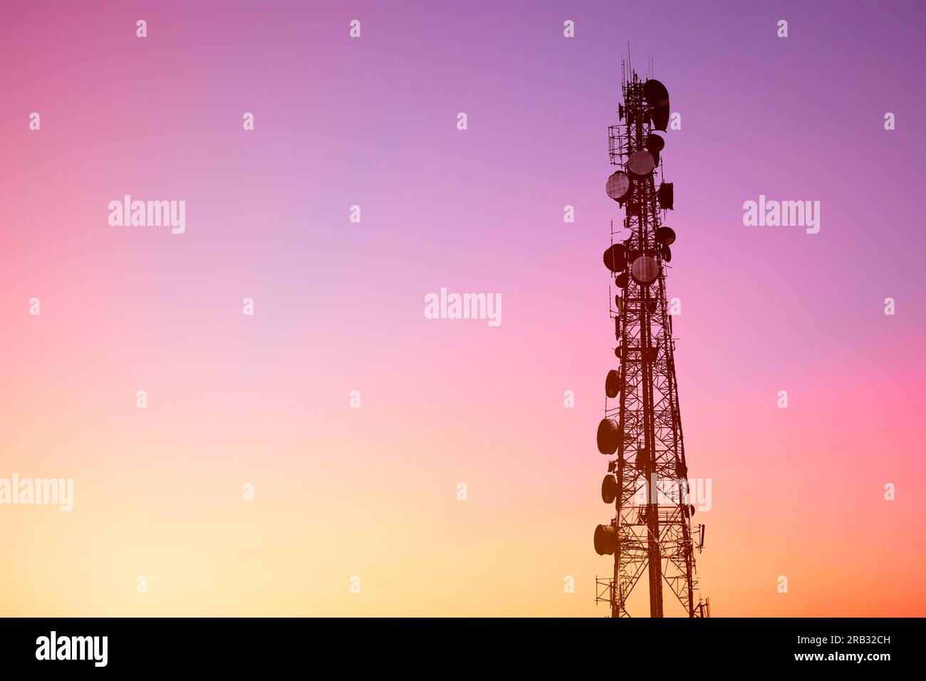 Sito della cellula telefonica di rete della torre di telecomunicazione digitale 4G o 5G con spazio vuoto per le copie del cielo del crepuscolo per testo, infrastruttura di comunicazione Internet Foto Stock