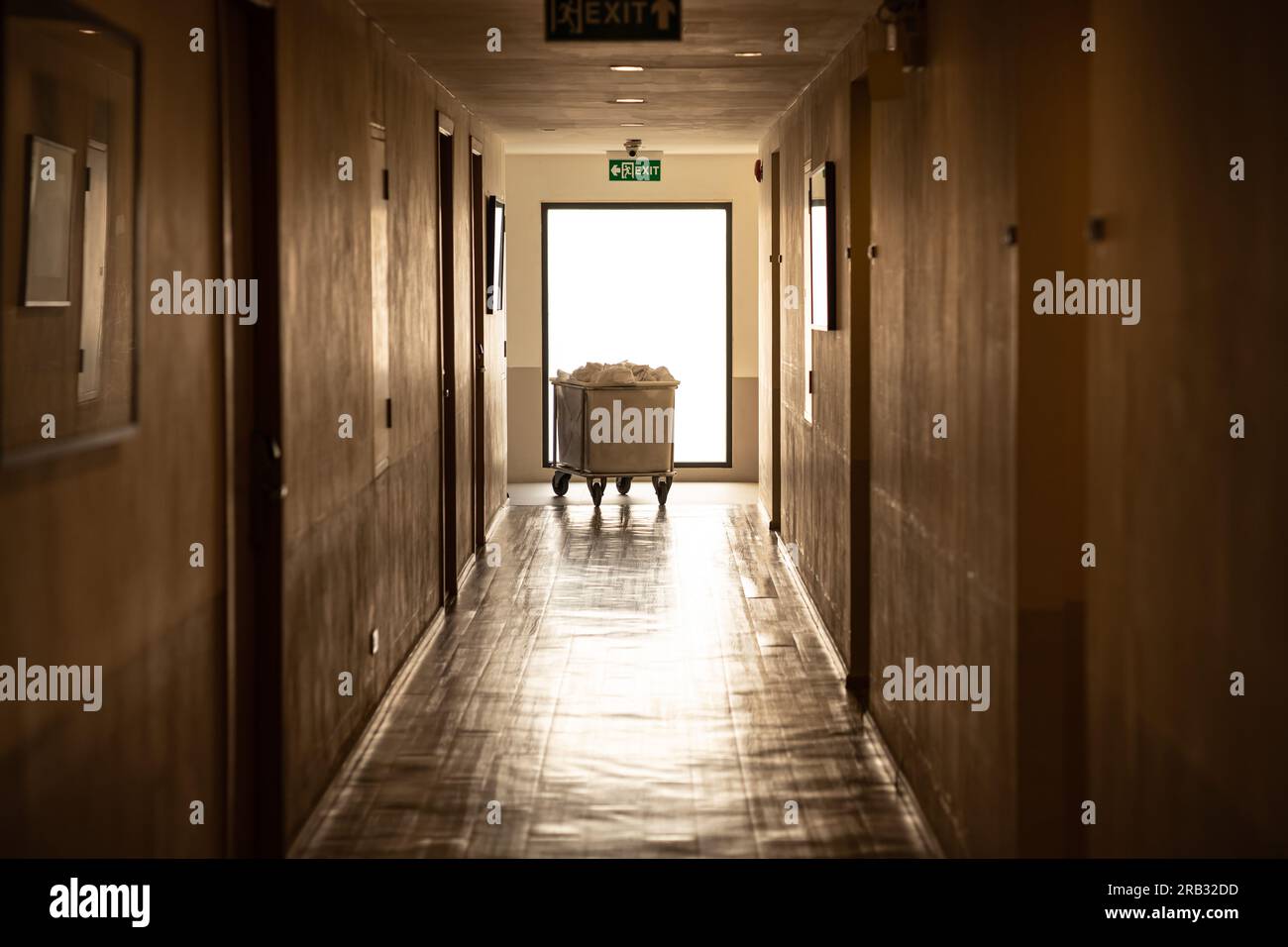 Cesto di abbigliamento dell'hotel lavanderia carrello di abbigliamento collezione cesti di lavanderia carrello per l'igiene della camera Foto Stock