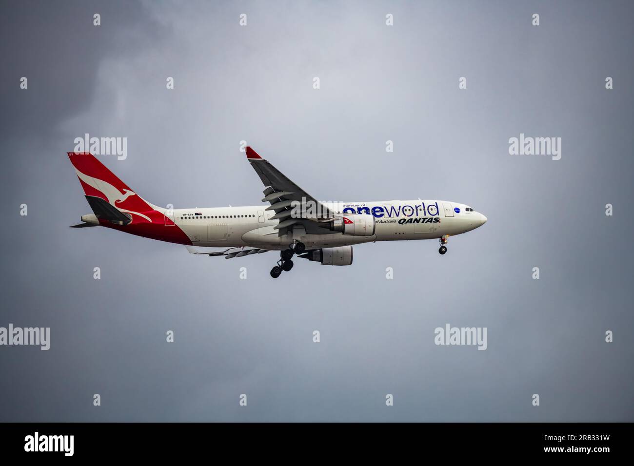 Qantas VH-EBV Airbus A330-202 atterraggio aereo a Sydney, NSW, Australia. Foto Stock