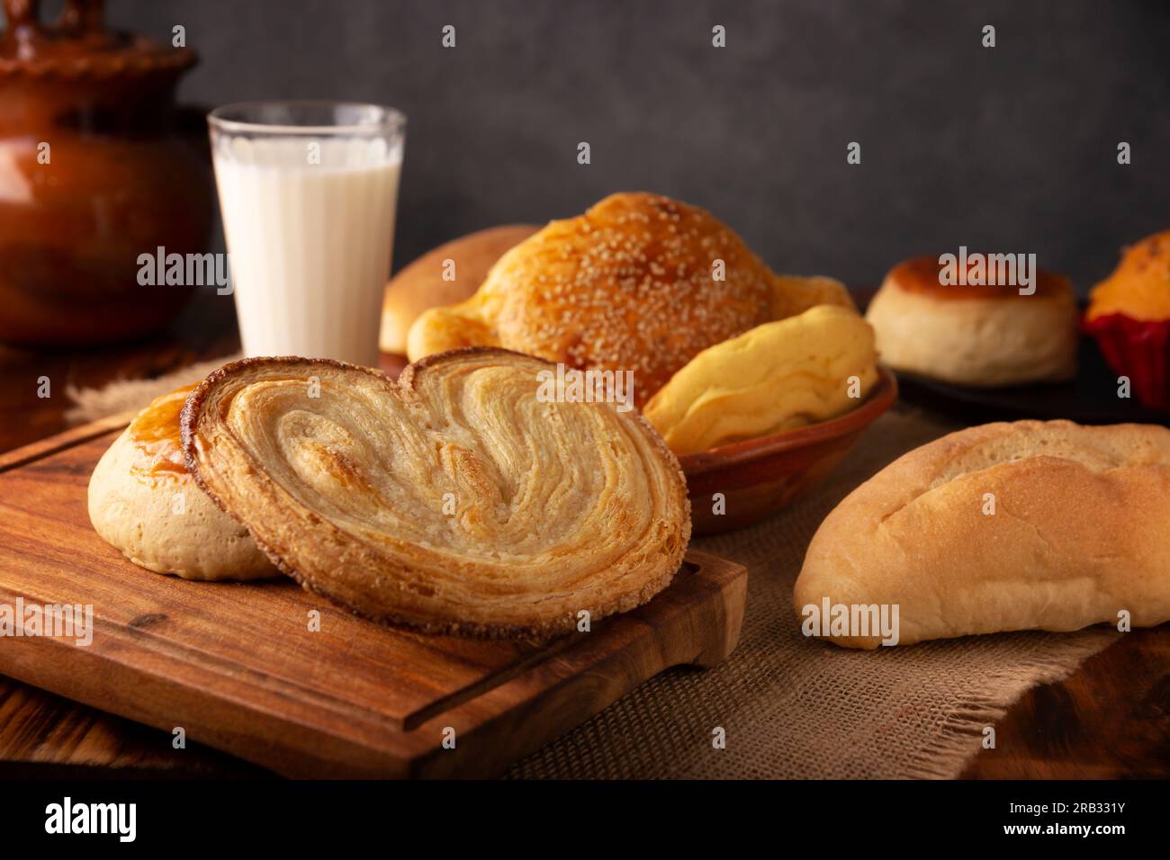 Pane dolce messicano "oreja" fatto con pasta sfoglia, il suo nome deriva dalla sua forma simile a quella delle orecchie, di origine francese, dove è conosciuto come Eleph Foto Stock