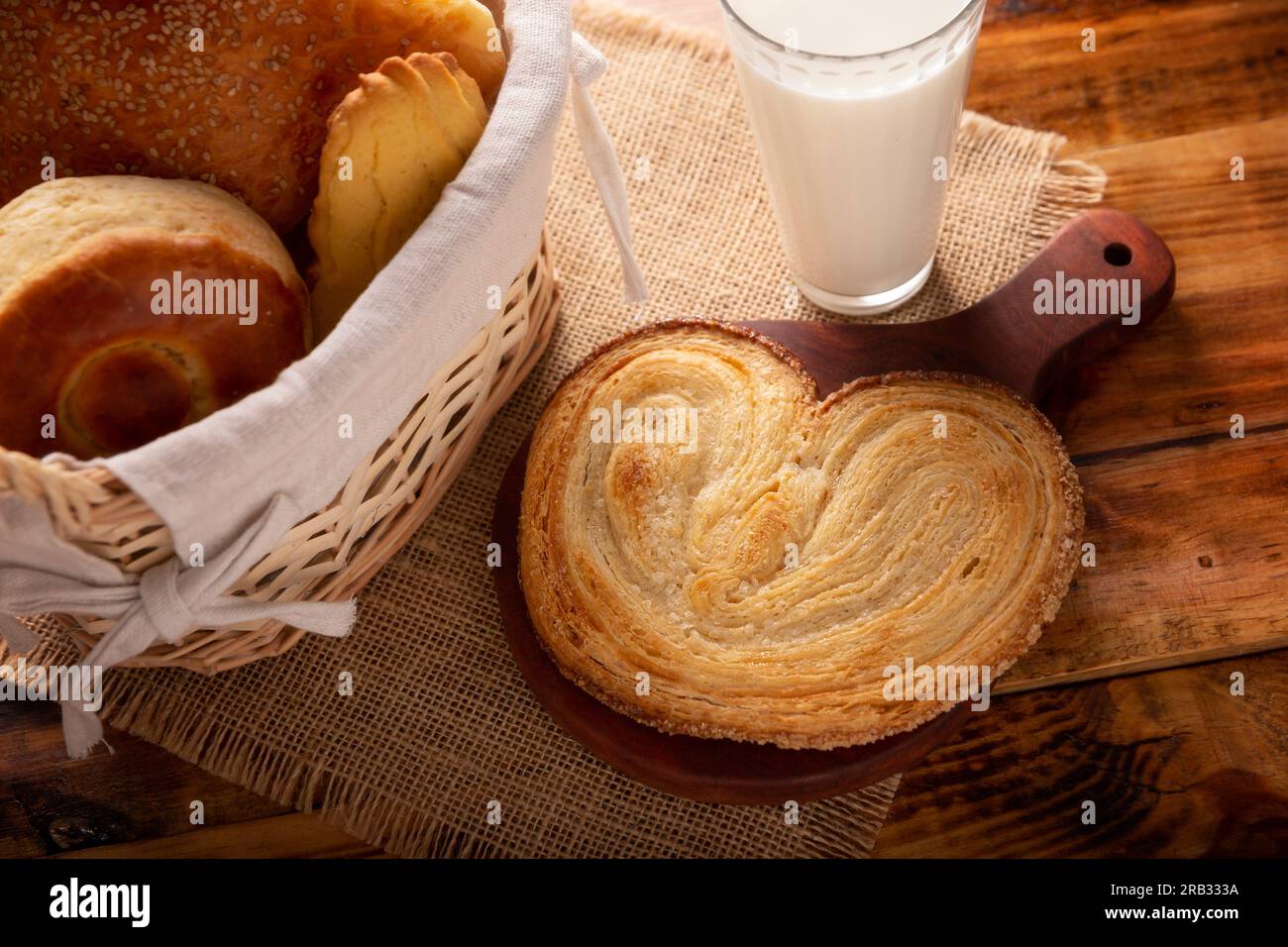 Pane dolce messicano "oreja" fatto con pasta sfoglia, il suo nome deriva dalla sua forma simile a quella delle orecchie, di origine francese, dove è conosciuto come Eleph Foto Stock