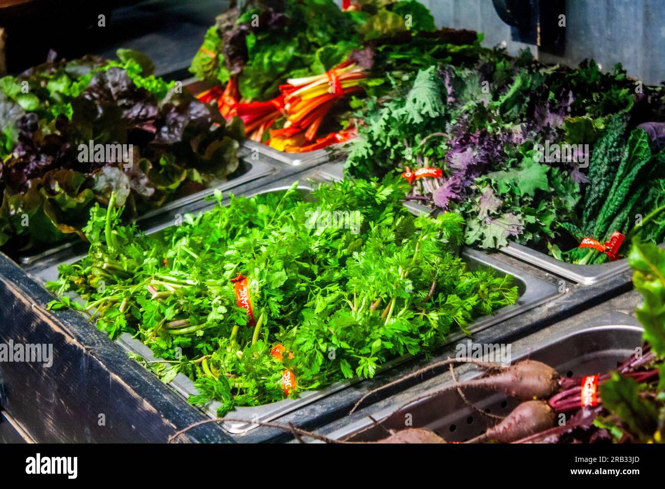 Prodotti freschi, verdure verdi a foglia in vendita Foto Stock