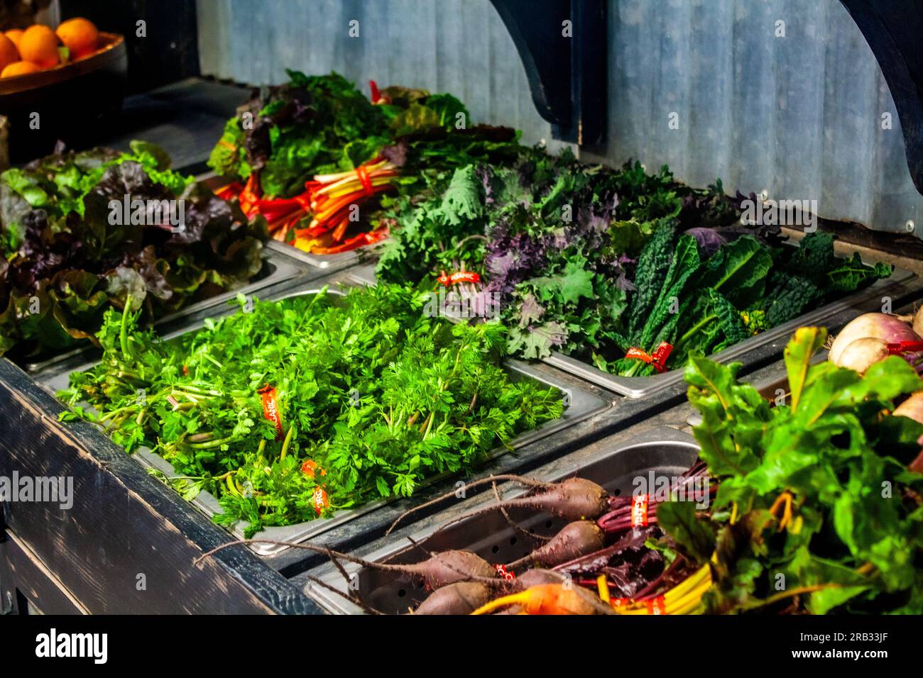 Prodotti freschi, verdure verdi a foglia in vendita Foto Stock