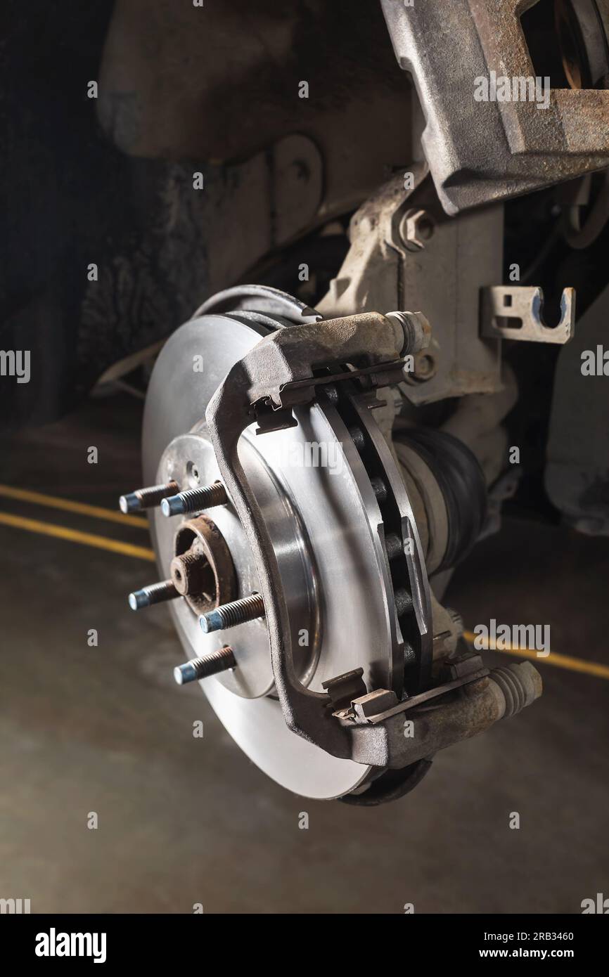 Installato un nuovo disco del freno per un'autovettura Foto Stock