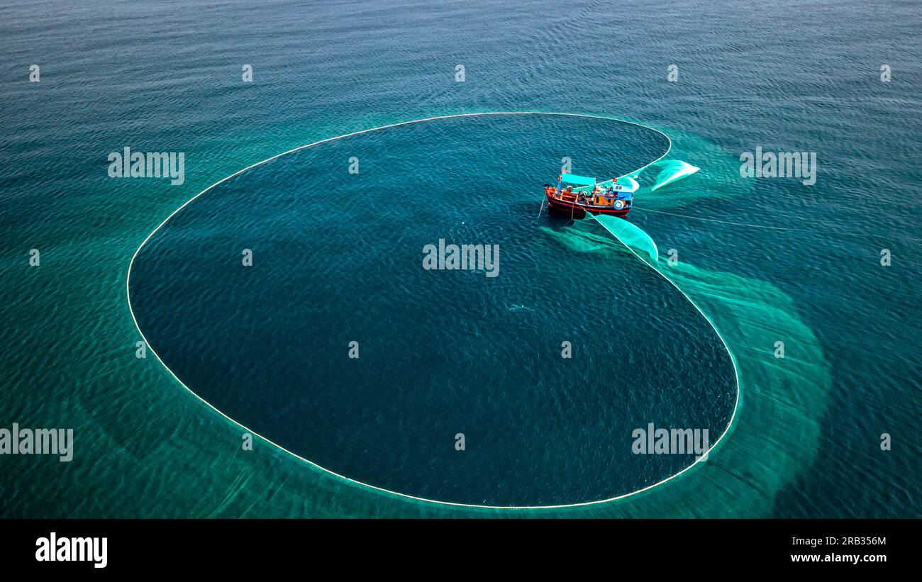 I pescatori stanno pescando alici a Hon Yen Island, Phu Yen, Vietnam Foto Stock