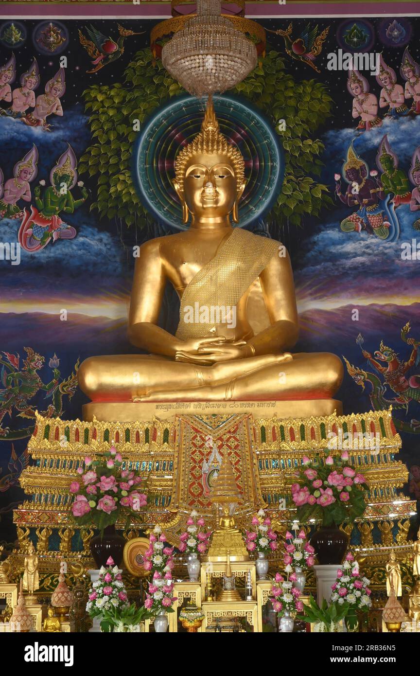 Il presidente Buddha nel nome della chiesa buddhista è Phra Phuttha Sihing a Wat Don Khanakra . Foto Stock