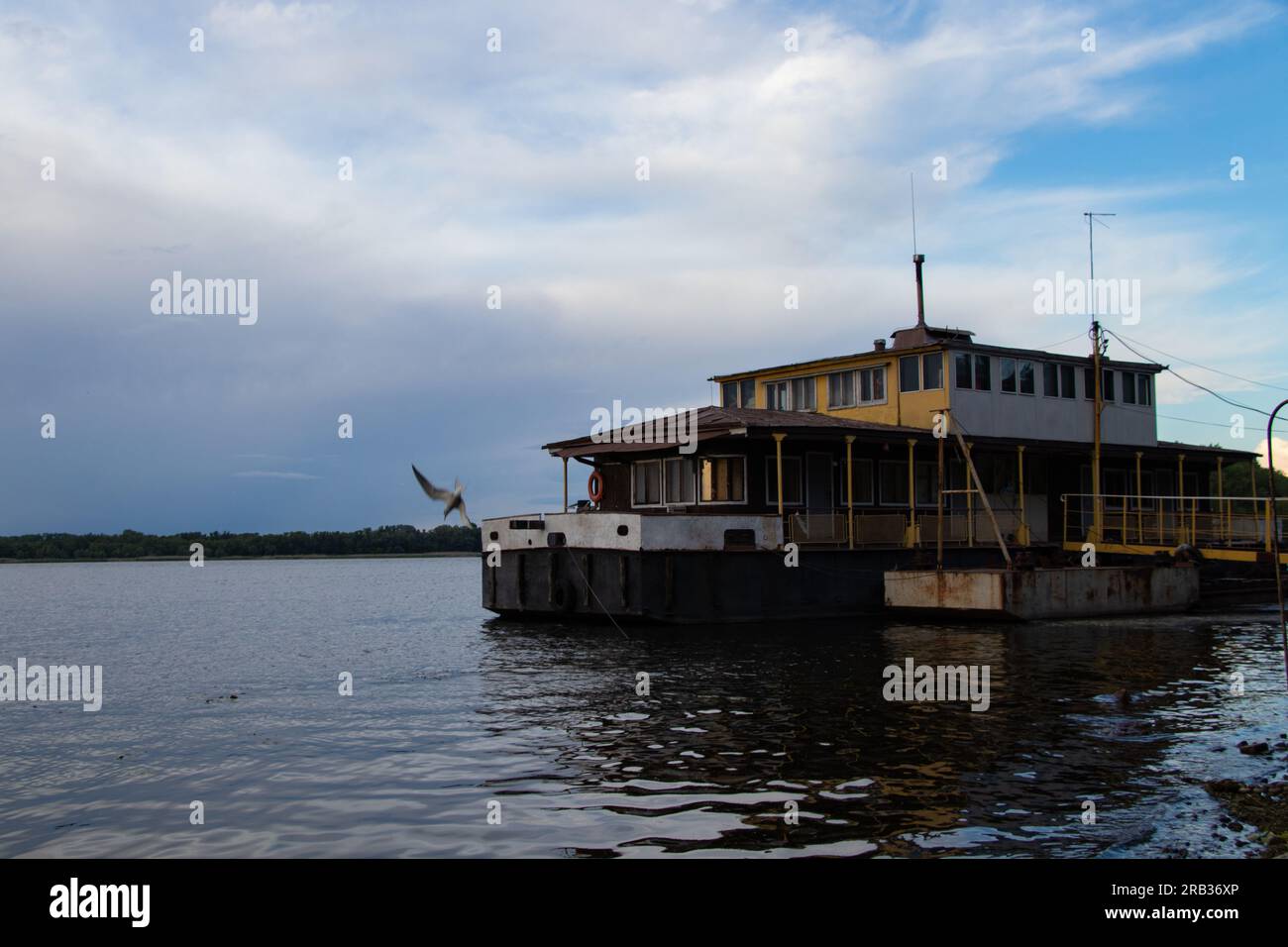 Casa di navi sull'acqua sul fiume Dnieper in primavera al tramonto Foto Stock
