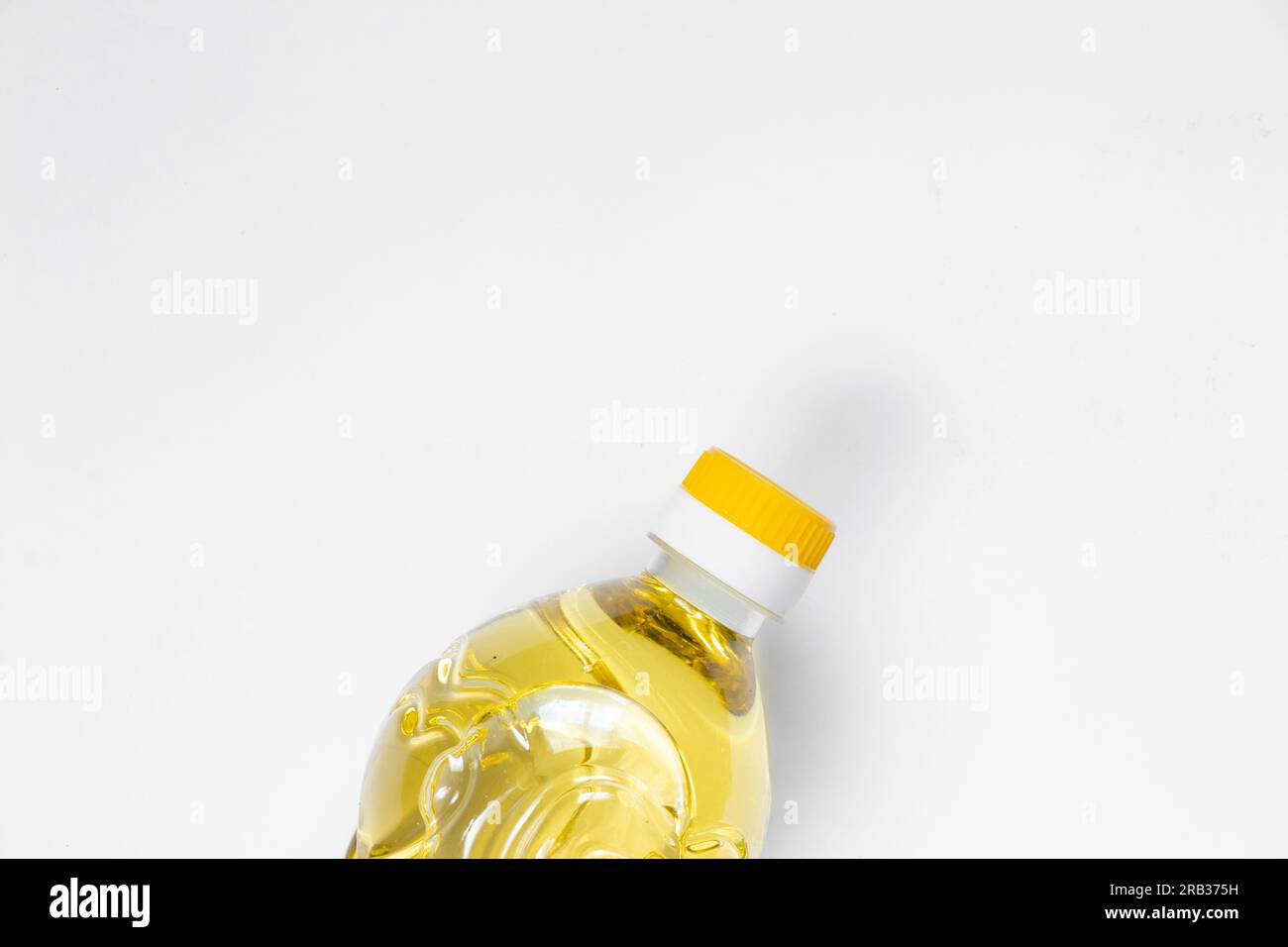 olio di girasole in una bottiglia di plastica su uno sfondo bianco primo piano Foto Stock