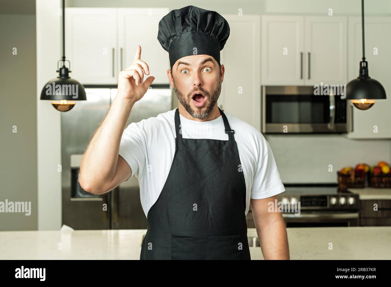 Uomo in cuoco grembiule cucina Foto stock - Alamy