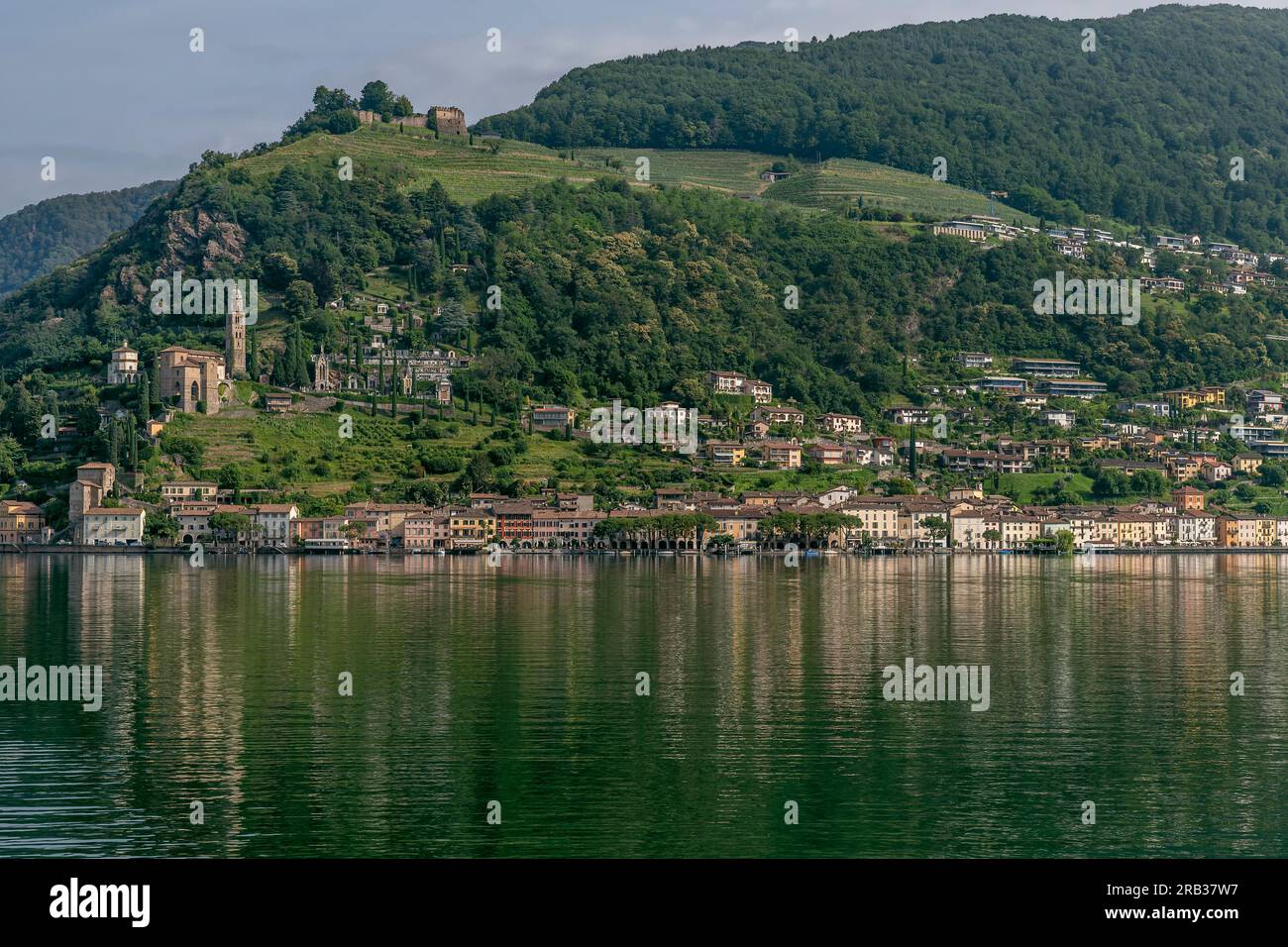 Vista panoramica di Morcote e Vico, Svizzera, al mattino Foto Stock