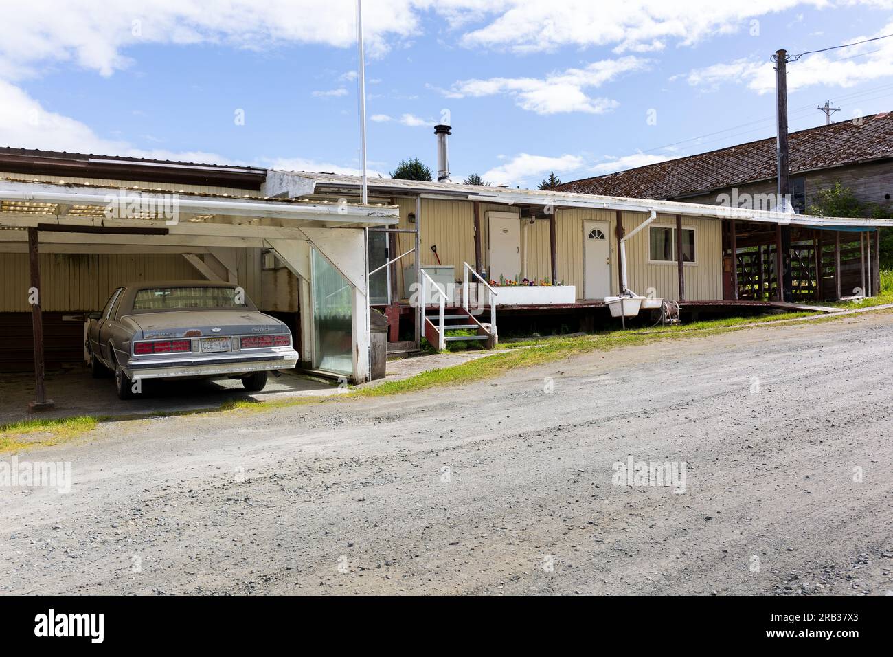 Semplice e ordinaria casa per famiglie con posto auto in una strada ghiaiosa a Haines, Alaska Foto Stock
