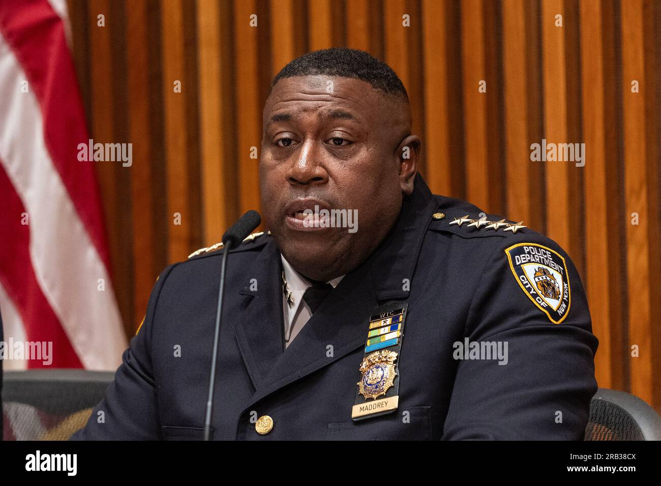 New York, Stati Uniti. 6 luglio 2023. Il capo del dipartimento Jeffrey Maddrey parla alla conferenza stampa annunciando le statistiche sulla criminalità a livello di città per giugno presso la sede centrale della NYPD. Al briefing hanno partecipato il Commissario di polizia ad interim Edward Caban, il capo dei detective, l'ufficiale esecutivo Joseph Kenny, il capo delle strategie di controllo del crimine Michael LiPetri, il capo del dipartimento Jeffrey Maddrey, il capo della pattuglia John Chell, il capo dell'Housing Martine Materasso, il capo dei trasporti Michael Kemper. (Foto di Lev Radin/Pacific Press) Credit: Pacific Press Media Production Corp./Alamy Live News Foto Stock