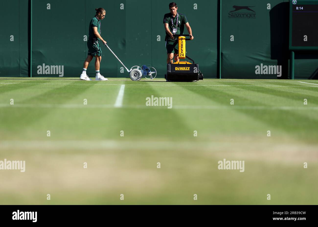 Le linee del campo sono dipinte il quinto giorno dei campionati di Wimbledon 2023 all'All England Lawn Tennis and Croquet Club di Wimbledon. Data immagine: Venerdì 7 luglio 2023. Foto Stock