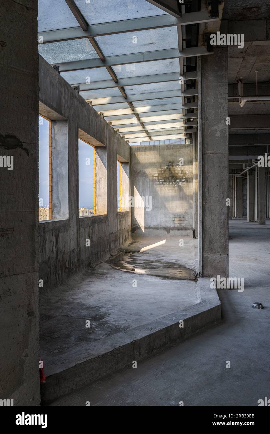 Il sole splende all'interno dell'edificio di nuova costruzione. Foto Stock