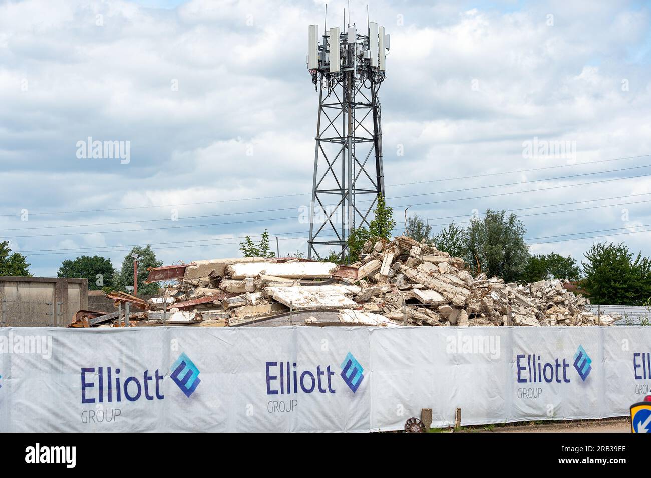 Slough, Berkshire, Regno Unito. 6 luglio 2023. Un altro pezzo della storia di Slough è stato demolito. Gli edifici della Slough gas Works, ex North Thames gas, sono stati demoliti dagli appaltatori di demolizione Goody. I fornitori di gas, Cadent, gli attuali occupanti, devono costruire nuovi uffici e un'officina sul sito. Il vecchio supporto del gas sul sito è stato demolito da tempo. Credito: Maureen McLean/Alamy Live News Foto Stock