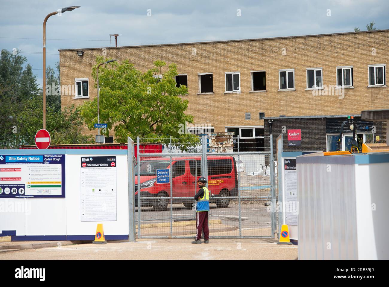 Slough, Berkshire, Regno Unito. 6 luglio 2023. Un altro pezzo della storia di Slough è stato demolito. Gli edifici della Slough gas Works, ex North Thames gas, sono stati demoliti dagli appaltatori di demolizione Goody. I fornitori di gas, Cadent, gli attuali occupanti, devono costruire nuovi uffici e un'officina sul sito. Il vecchio supporto del gas sul sito è stato demolito da tempo. Credito: Maureen McLean/Alamy Live News Foto Stock