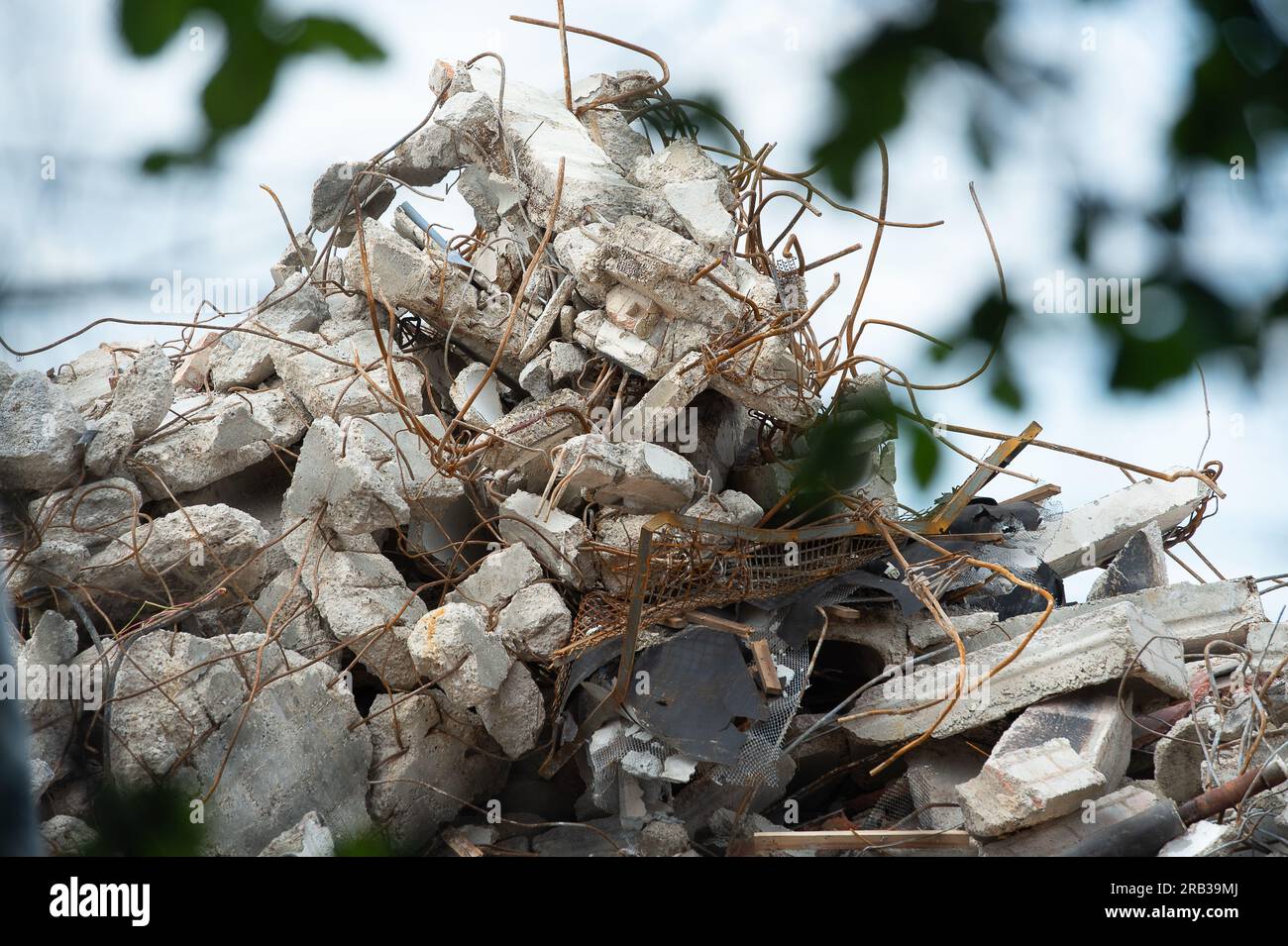 Slough, Berkshire, Regno Unito. 6 luglio 2023. Un altro pezzo della storia di Slough è stato demolito. Gli edifici della Slough gas Works, ex North Thames gas, sono stati demoliti dagli appaltatori di demolizione Goody. I fornitori di gas, Cadent, gli attuali occupanti, devono costruire nuovi uffici e un'officina sul sito. Il vecchio supporto del gas sul sito è stato demolito da tempo. Credito: Maureen McLean/Alamy Live News Foto Stock
