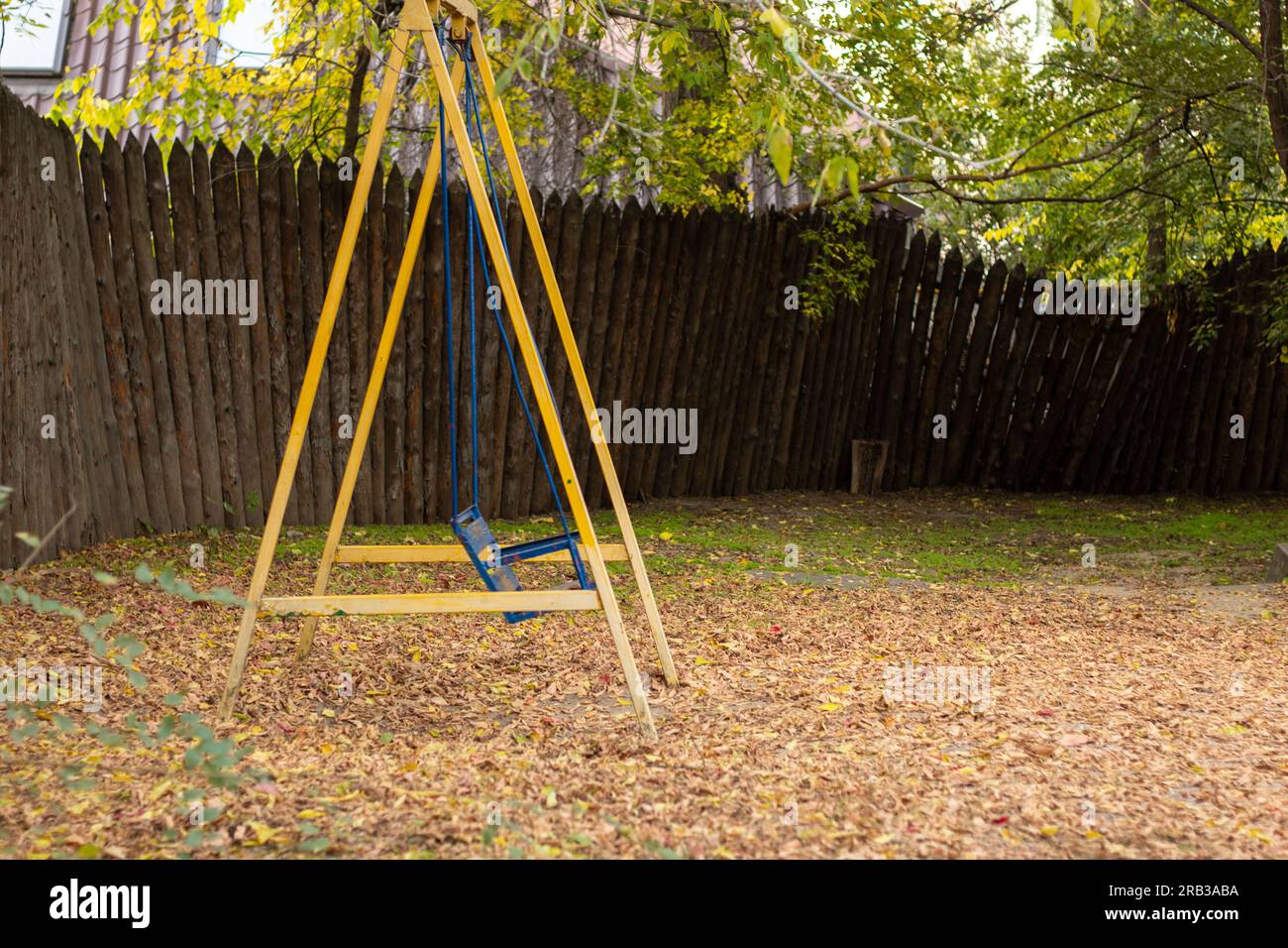 vecchia oscillazione per i bambini abbandonati in un parco in autunno in ucraina nella città di dnipro Foto Stock
