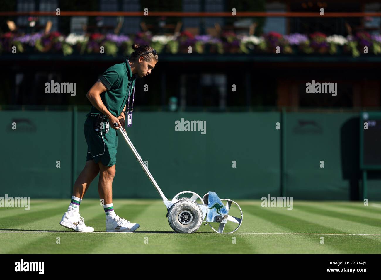 Le linee del campo sono dipinte il quinto giorno dei campionati di Wimbledon 2023 all'All England Lawn Tennis and Croquet Club di Wimbledon. Data immagine: Venerdì 7 luglio 2023. Foto Stock