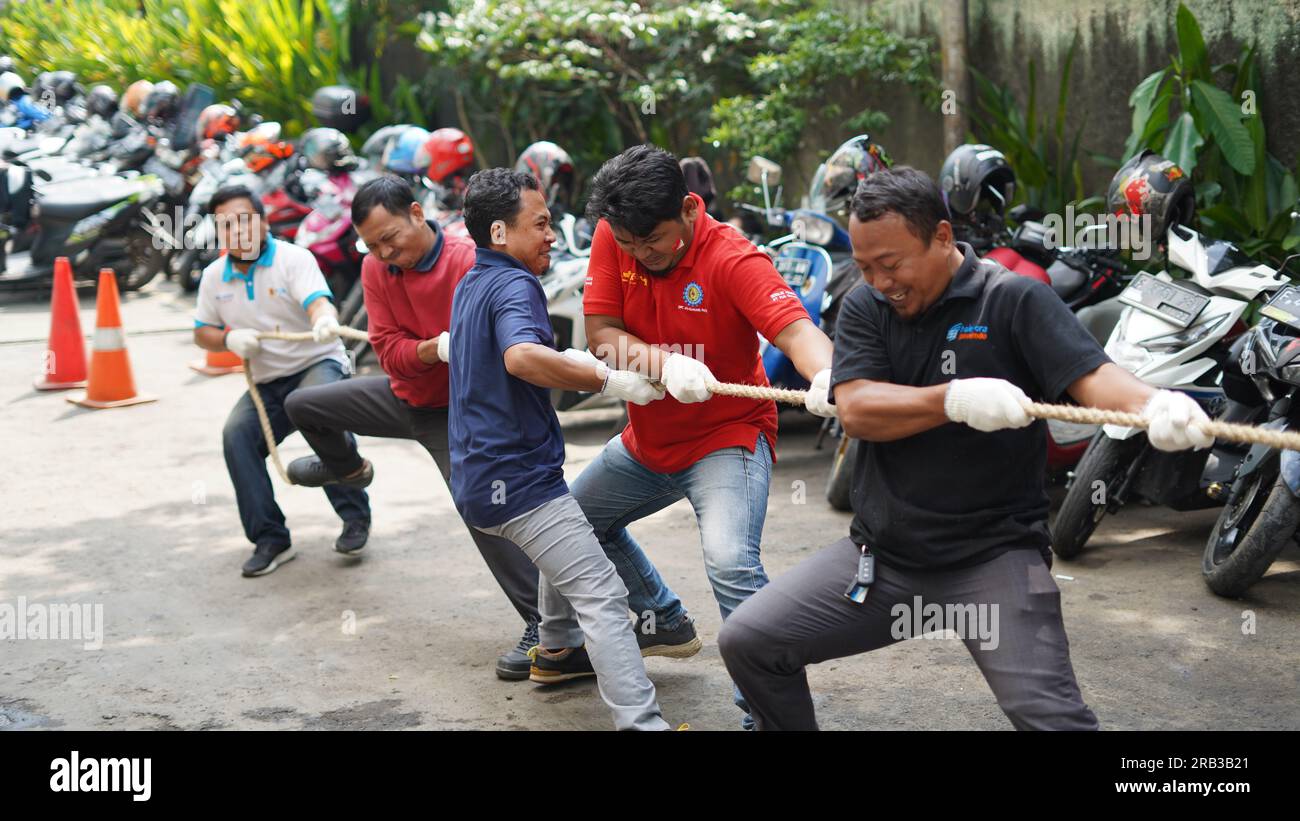 Bogor, Indonesia - 12 agosto 2023: Concorso di tiro alla fune, giorno dell'indipendenza indonesiana Foto Stock