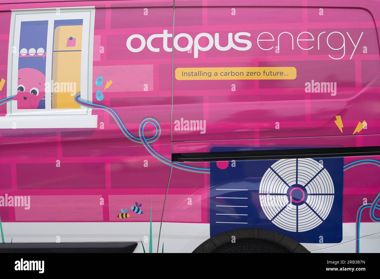 Slough, Berkshire, Regno Unito. 6 luglio 2023. Un furgone della Octopus Energy a Slough. Si prevede che le famiglie vedano un calo delle loro bollette energetiche, poiché il nuovo limite di prezzo di £ 2.074 set di OFWAT è entrato in vigore il 1° luglio. Il massimale di prezzo si basa sulla fattura annuale media di una famiglia e fissa il tasso unitario massimo al quale i fornitori di energia possono addebitare gas ed elettricità. Credito: Maureen McLean/Alamy Live News Foto Stock