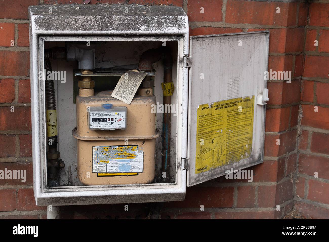 Slough, Berkshire, Regno Unito. 6 luglio 2023. Un contatore di benzina fuori da una casa a Slough. Si prevede che le famiglie vedano un calo delle loro bollette energetiche, poiché il nuovo limite di prezzo di £ 2.074 set di OFWAT è entrato in vigore il 1° luglio. Il massimale di prezzo si basa sulla fattura annuale media di una famiglia e fissa il tasso unitario massimo al quale i fornitori di energia possono addebitare gas ed elettricità. Credito: Maureen McLean/Alamy Live News Foto Stock