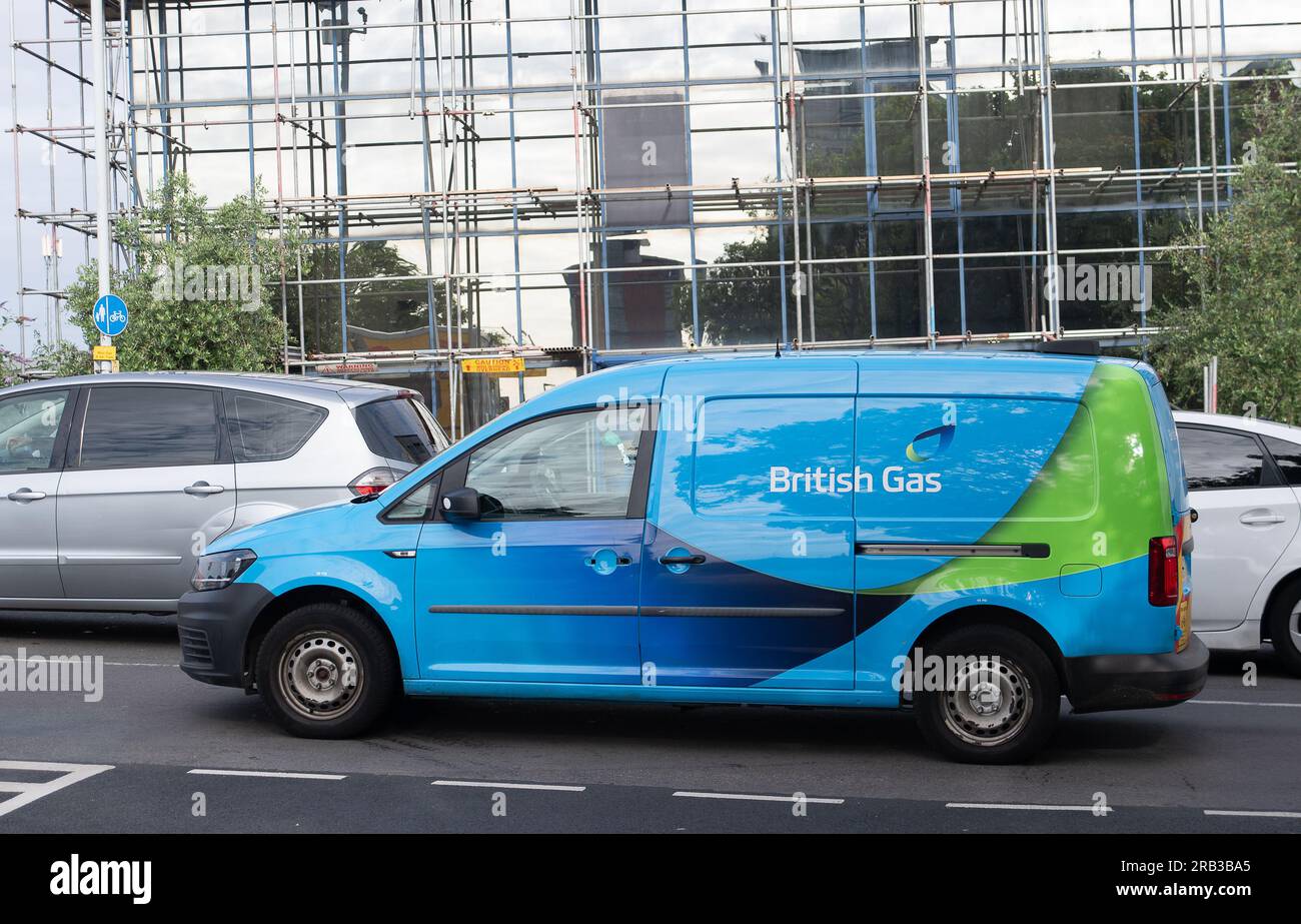 Slough, Berkshire, Regno Unito. 6 luglio 2023. Un furgone British gas a Slough. Si prevede che le famiglie vedano un calo delle loro bollette energetiche, poiché il nuovo limite di prezzo di £ 2.074 set di OFWAT è entrato in vigore il 1° luglio. Il massimale di prezzo si basa sulla fattura annuale media di una famiglia e fissa il tasso unitario massimo al quale i fornitori di energia possono addebitare gas ed elettricità. Credito: Maureen McLean/Alamy Live News Foto Stock