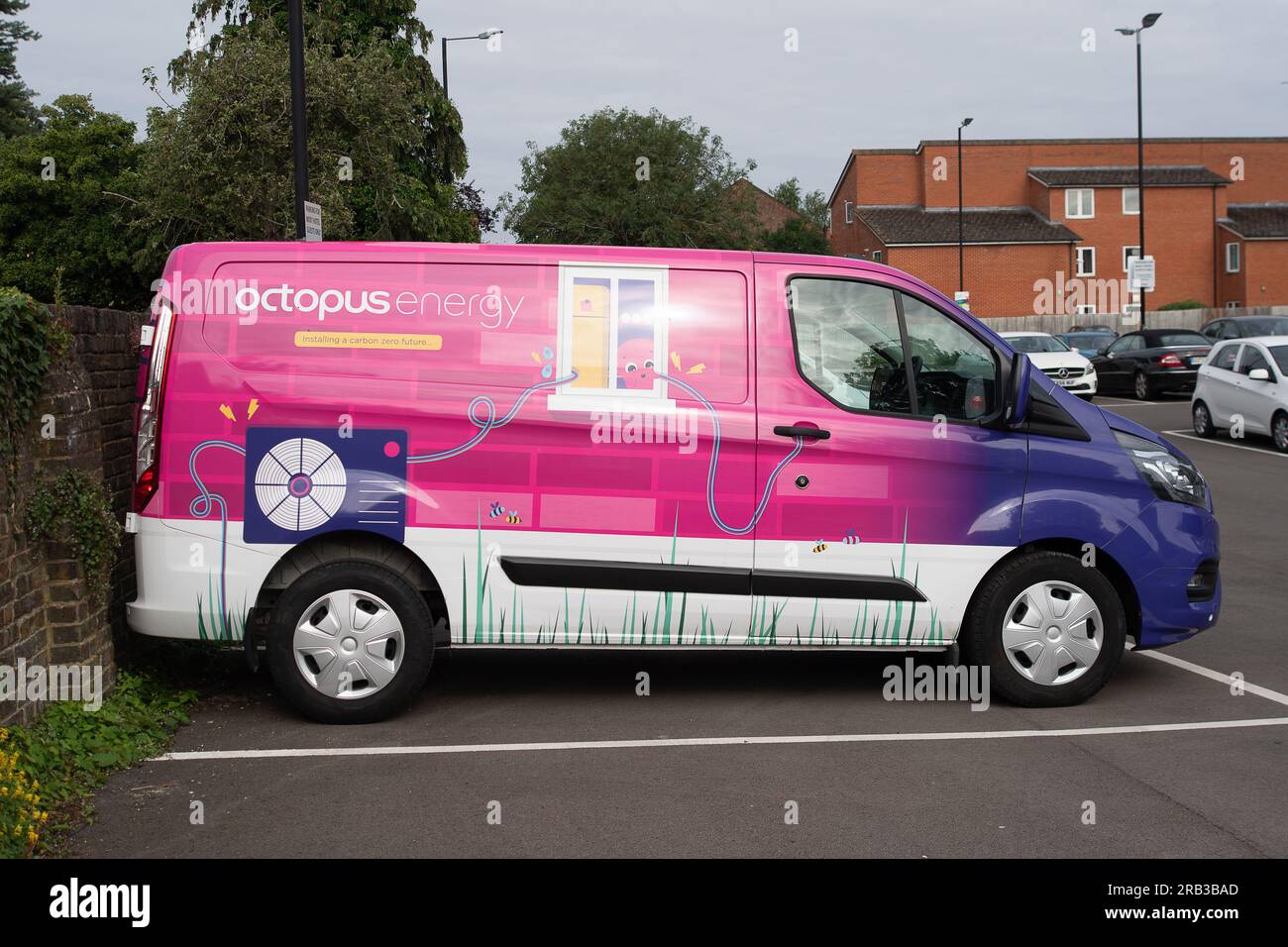 Slough, Berkshire, Regno Unito. 6 luglio 2023. Un furgone della Octopus Energy a Slough. Si prevede che le famiglie vedano un calo delle loro bollette energetiche, poiché il nuovo limite di prezzo di £ 2.074 set di OFWAT è entrato in vigore il 1° luglio. Il massimale di prezzo si basa sulla fattura annuale media di una famiglia e fissa il tasso unitario massimo al quale i fornitori di energia possono addebitare gas ed elettricità. Credito: Maureen McLean/Alamy Live News Foto Stock