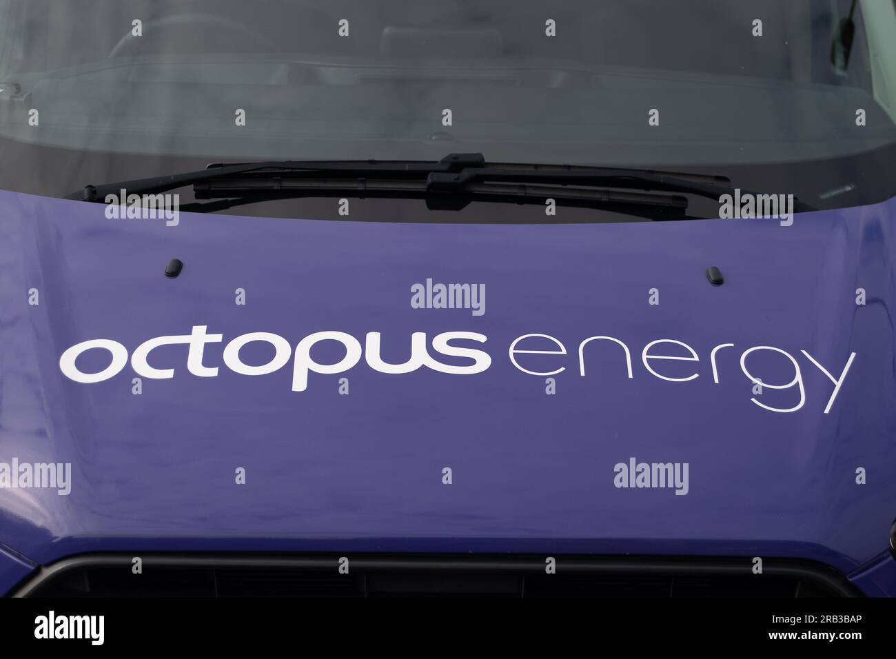 Slough, Berkshire, Regno Unito. 6 luglio 2023. Un furgone della Octopus Energy a Slough. Si prevede che le famiglie vedano un calo delle loro bollette energetiche, poiché il nuovo limite di prezzo di £ 2.074 set di OFWAT è entrato in vigore il 1° luglio. Il massimale di prezzo si basa sulla fattura annuale media di una famiglia e fissa il tasso unitario massimo al quale i fornitori di energia possono addebitare gas ed elettricità. Credito: Maureen McLean/Alamy Live News Foto Stock