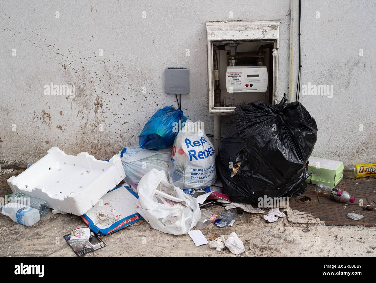Slough, Berkshire, Regno Unito. 6 luglio 2023. Un contatore di benzina fuori da un negozio a Slough. Si prevede che le famiglie vedano un calo delle loro bollette energetiche, poiché il nuovo limite di prezzo di £ 2.074 set di OFWAT è entrato in vigore il 1° luglio. Il massimale di prezzo si basa sulla fattura annuale media di una famiglia e fissa il tasso unitario massimo al quale i fornitori di energia possono addebitare gas ed elettricità. Credito: Maureen McLean/Alamy Live News Foto Stock