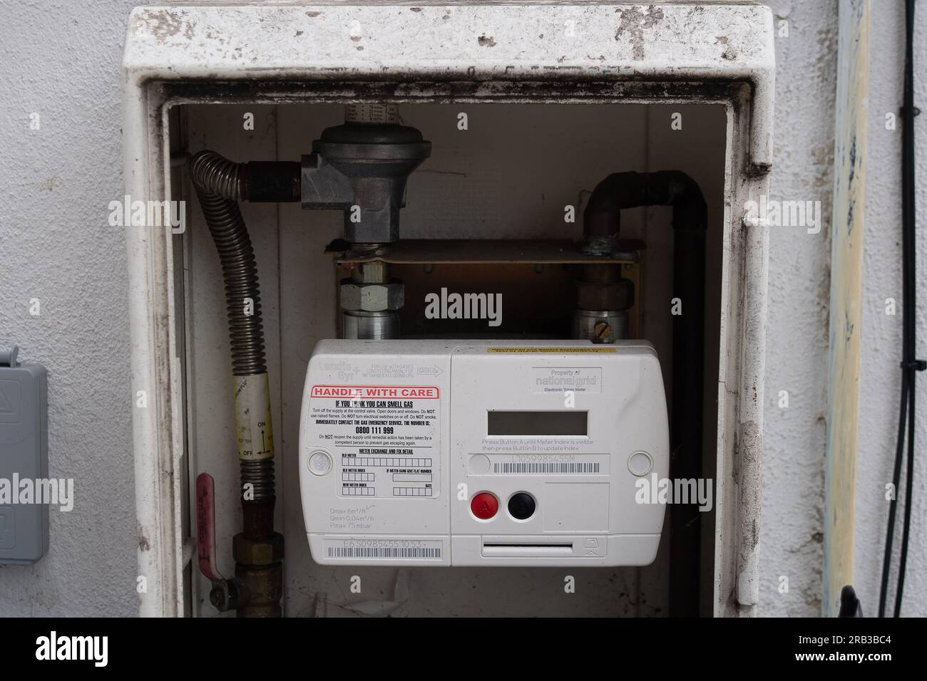 Slough, Berkshire, Regno Unito. 6 luglio 2023. Un contatore di benzina fuori da un negozio a Slough. Si prevede che le famiglie vedano un calo delle loro bollette energetiche, poiché il nuovo limite di prezzo di £ 2.074 set di OFWAT è entrato in vigore il 1° luglio. Il massimale di prezzo si basa sulla fattura annuale media di una famiglia e fissa il tasso unitario massimo al quale i fornitori di energia possono addebitare gas ed elettricità. Credito: Maureen McLean/Alamy Live News Foto Stock