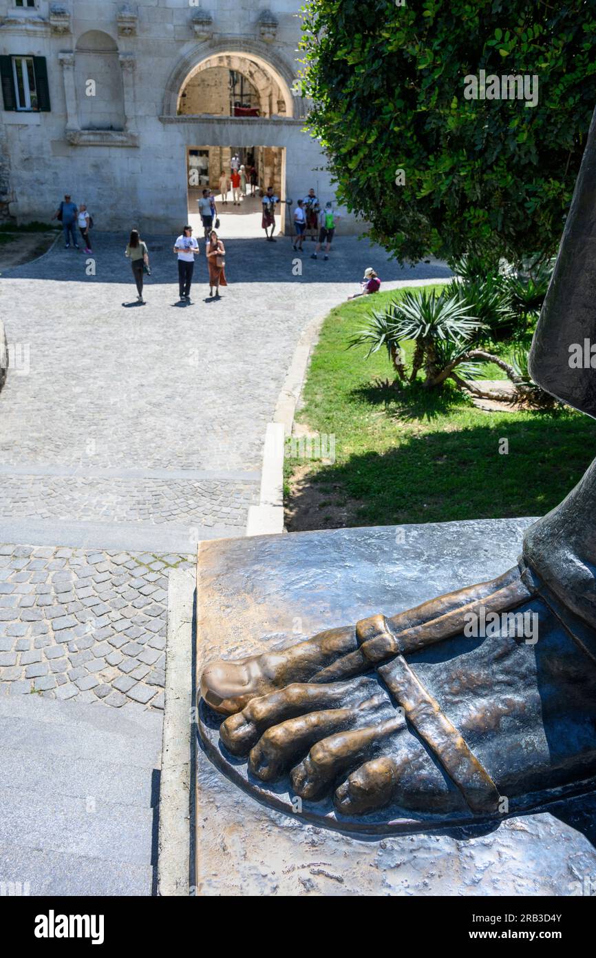 Una statua di Gregorio di Nin, vescovo medievale di Spalato, e una famosa figura nazionale croata, dell'artista Ivan Mestrovic. Alla gente piace strofinare Foto Stock