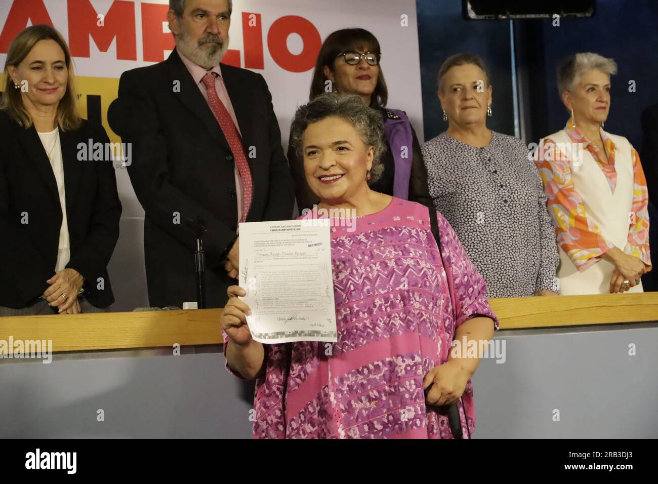 Città del Messico, Messico. 6 luglio 2023. 6 luglio 2023, città del Messico, Messico: Il senatore Beatriz Paredes Rangel si registra come candidato "responsabile della costruzione del fronte largo per il Messico" alla Blue Tower di città del Messico, Messico. Il 6 luglio 2023 a città del Messico, Messico (foto di Luis Barron/Eyepix Group). Crediti: Eyepix Group/Alamy Live News Foto Stock