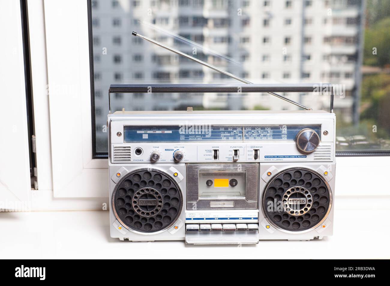 Stereo stereo portatile con radio ghetto color argento anni '80