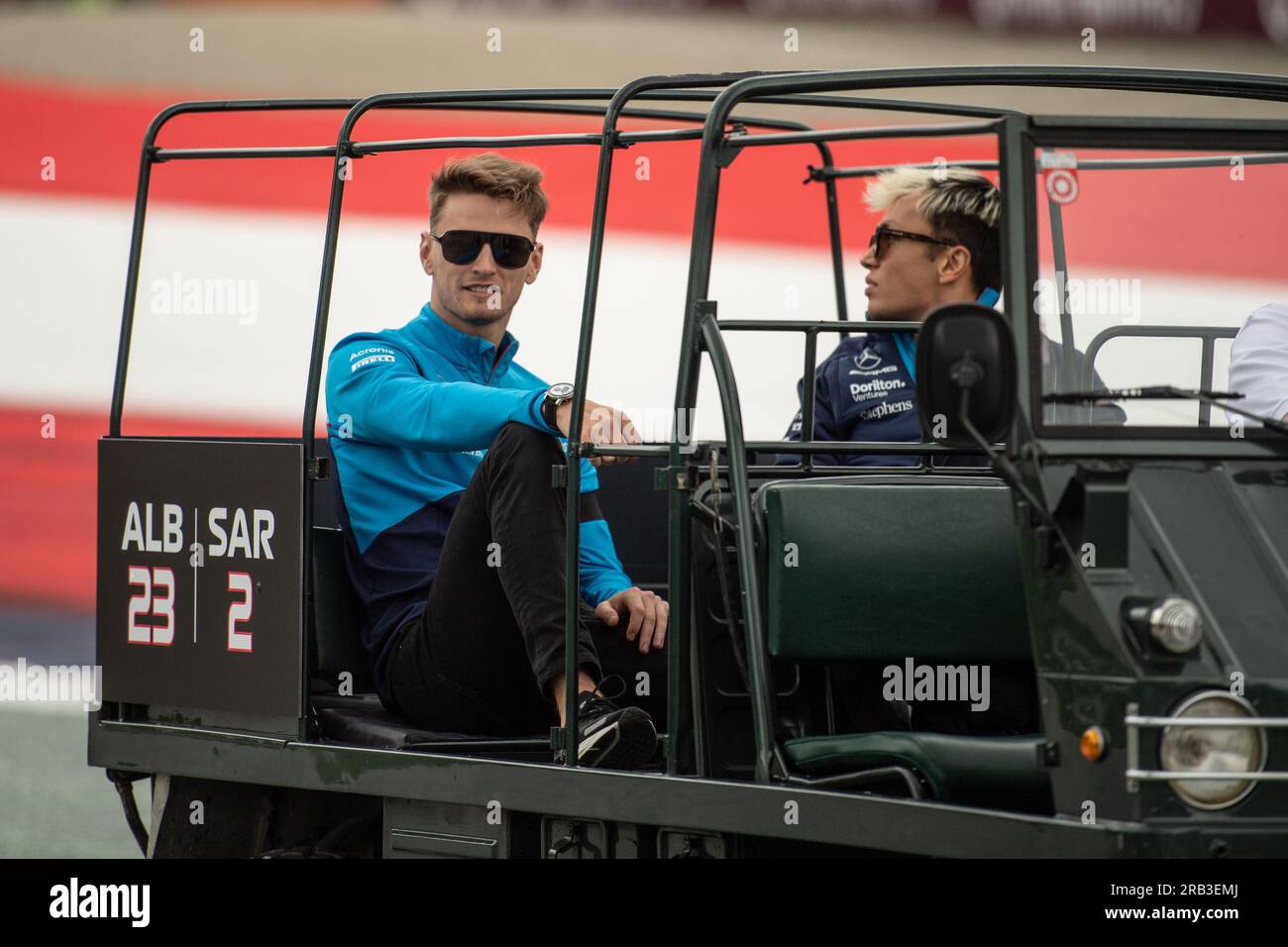 Spielberg, Austria - 02 LUGLIO 2023, #2 Logan Sargeant (USA, Williams), #23 Alex Albon (THAI, Williams), Drivers Parade, FIA F1 Austrian Grand Prix Foto Stock