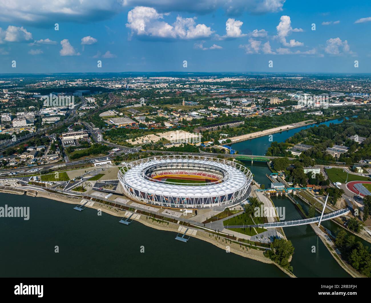 Budapest, Ungheria - Vista aerea della nuova arena sportiva National Athletics Centre sulla riva del fiume di Budapest in una soleggiata giornata estiva con cielo blu e clou Foto Stock